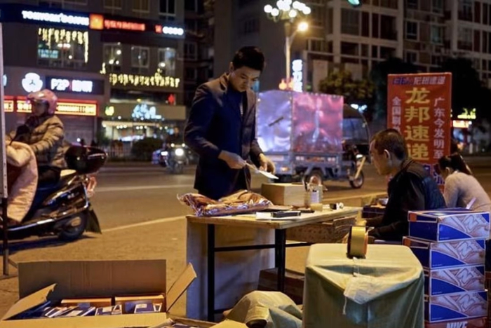 曾经也有快递胆子很大，敢于在马路边打包