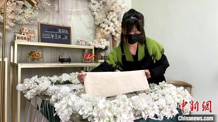 “90后”宠物殡葬师为宠物盖上白布。　孙婷婷 摄