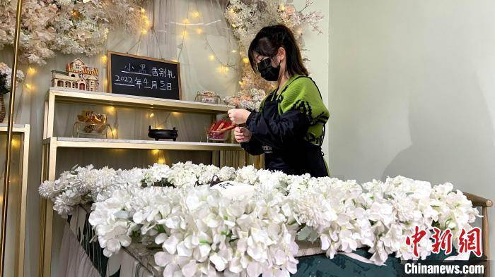 “90后”宠物殡葬师在为宠物焚香。　孙婷婷　摄