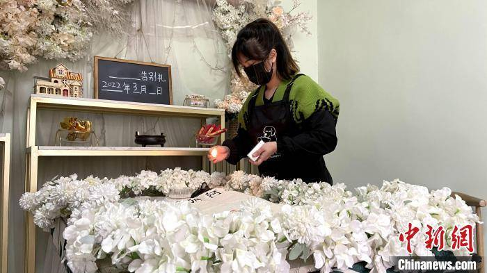 “90后”宠物殡葬师点燃蜡烛。　孙婷婷 摄