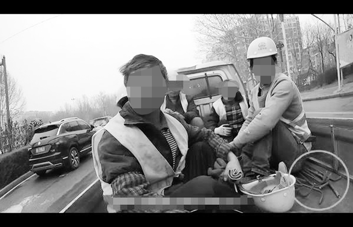 　　■5名工人坐在敞开的车厢里，身下还有危险的钢筋。栾城交警供图