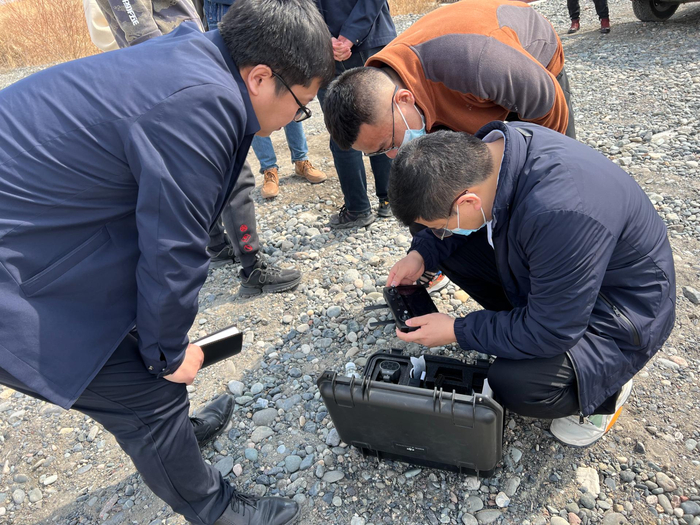 督察人员在现场用无人机观测相关点位。 张倩摄