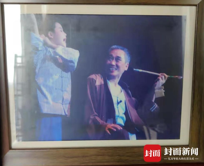 任庭芳的书房里摆放着 川剧《变脸》剧照