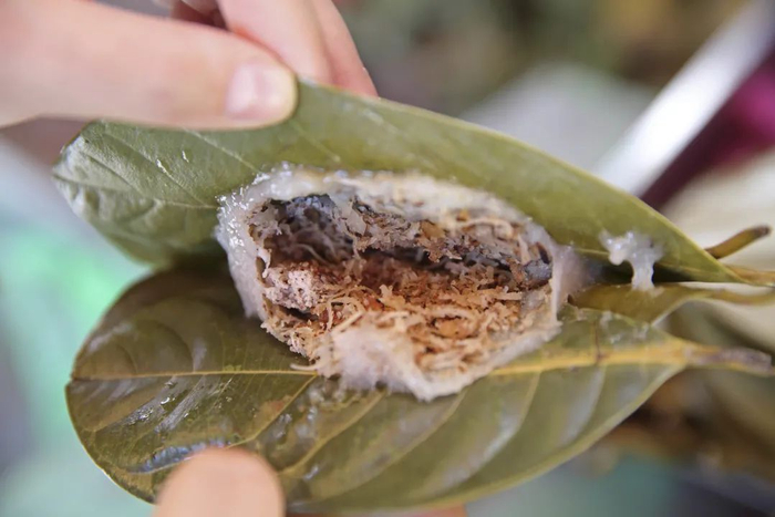 ▲“树叶搭”中间的馅料，主要由椰丝、芝麻和花生构成（张雷 摄）