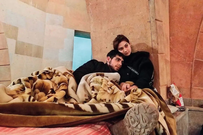 ▲ 网络战是现代战争的一部分。图为纳卡冲突爆发后，人们在纳卡地区首府斯捷潘纳克特一处教堂的地下室避难