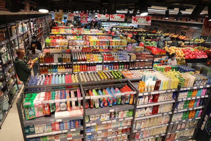 2021年9月13日，市民在桥东区首家社区惠民菜市场日化区采购。岑屹摄