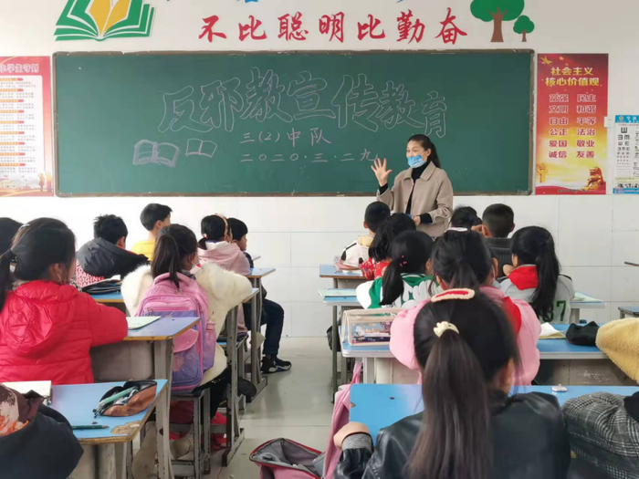    校园开设反邪教课堂   