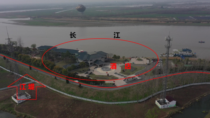 图1  2022年3月27日，督察组现场督察发现，扬中市西沙湾星空酒店违法建设在长江河道内