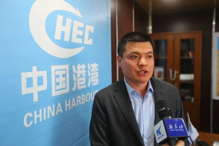 阿布基尔集装箱码头项目执行经理冯兆胜接受记者采访