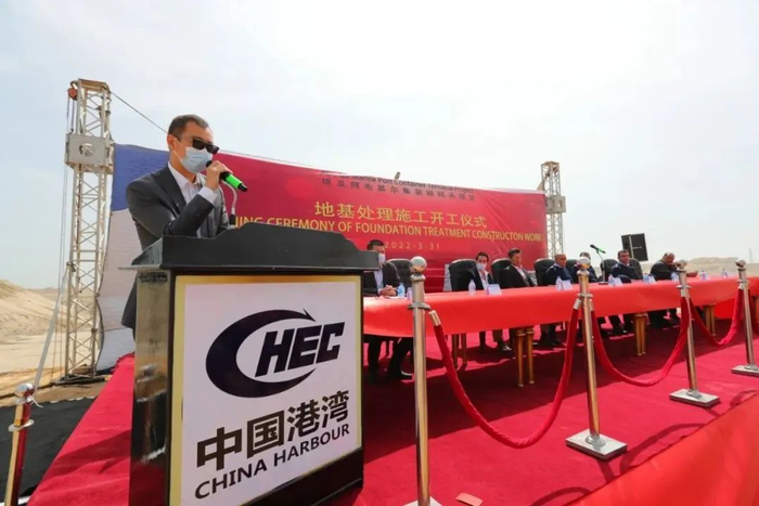 中国港湾埃及公司负责人董晓伟在开工仪式上致辞