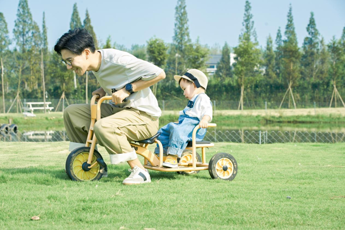 　　李丹阳的先生林威,带娃是一把好手