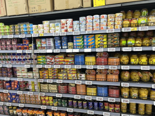 物美超市货架上有多种罐头产品在售。孙燕明/摄