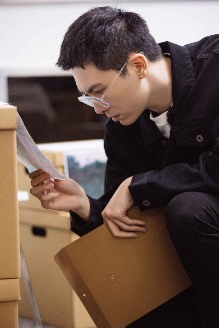 实习生在模拟案件考核中搜证。