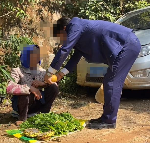 网红在镜头前百元买走老人青菜（其本人账号视频截图）