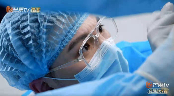 实习生解剖尸体。