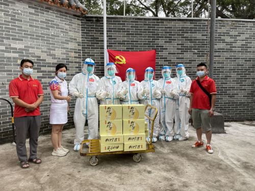 　　图：王老吉奔赴广州各地支援饮料与帐篷