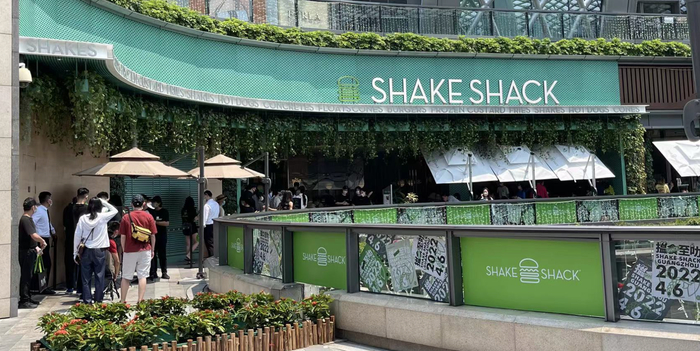 （Shake Shack户外排队人流正常&nbsp; 图源：时代周报记者摄）