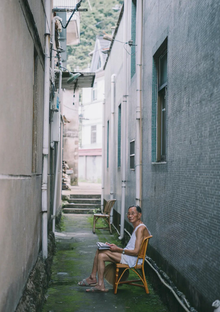 球山村里，一位老人在乘凉。这的人宗族观念强，大多将发生在杭州的凶杀案视为村里的耻辱（黄宇 摄）