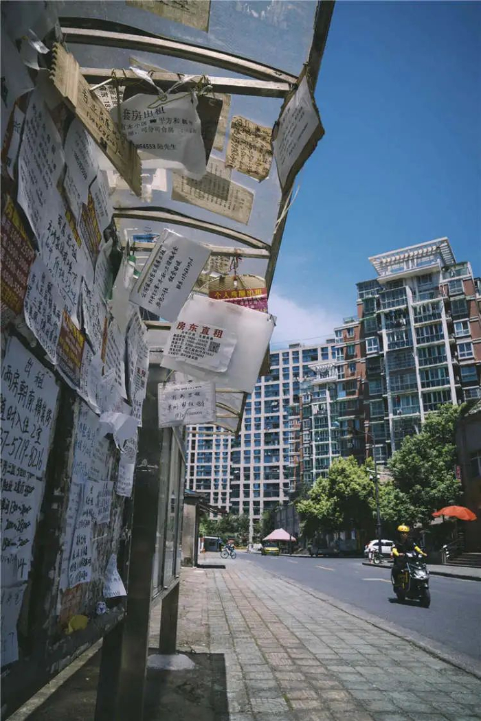 章家坝社区外的广告板贴满了招租广告，这里的居民每家每户都有多套房子，房租如今再次成为他们的重要收入来源（黄宇 摄）