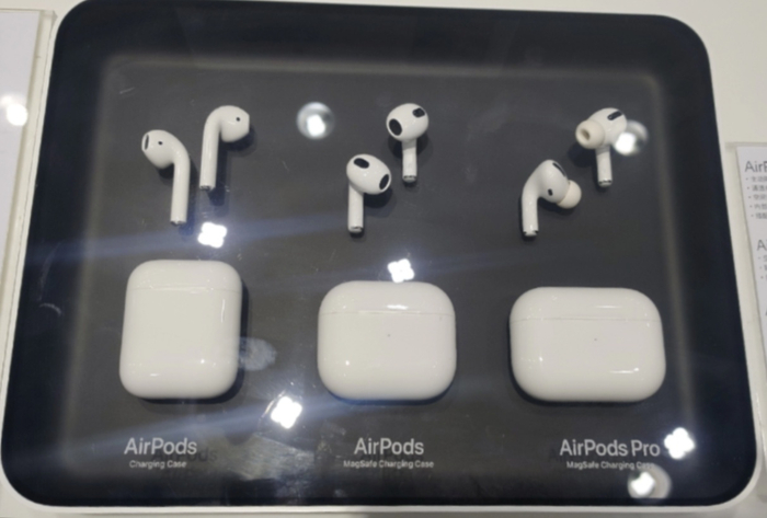 　中间为AirPods 3 图源：时代财经