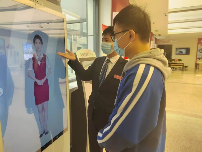 图为华夏银行雄安分行工作人员正在向客户介绍数字员工“小华同学”的功能。 华夏银行石家庄分行供图