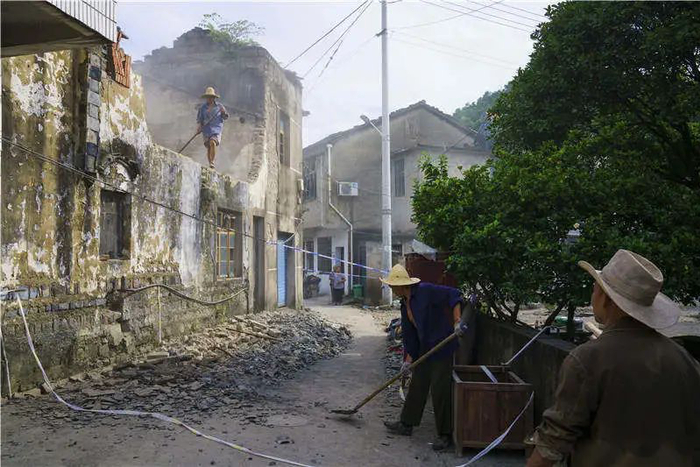 球山村里，一户人家正在拆掉旧房。虽然是花钱建房，但和三堡村、章家坝一样，房子同样是这里农民的人生主题之一（黄宇 摄）