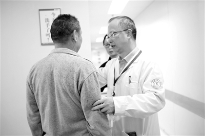     裴仁治教授正在面诊患者。