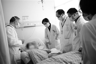     裴仁治教授（左）、陆滢主任医师带领团队查房。