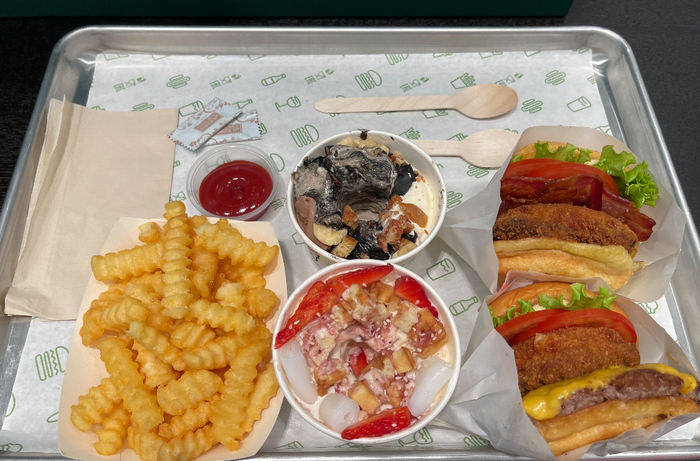 （中间的雪糕即是“天之骄仔”、“西关小姐东山少爷”&nbsp; 图源：时代周报记者摄）