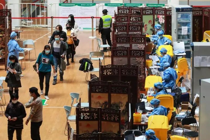 图说：2021年，上海各大体育场馆曾变身大型疫苗临时接种点。