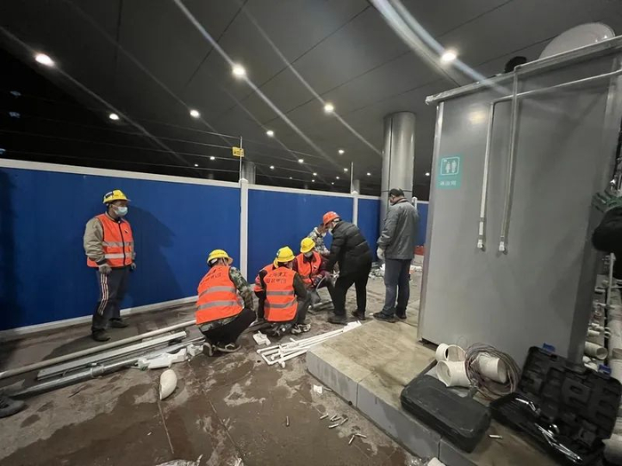 图说：闵行体育馆方舱医院建设。