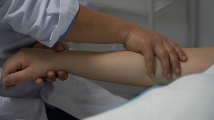 蔡磊正在尝试理疗（图 王浩/摄）