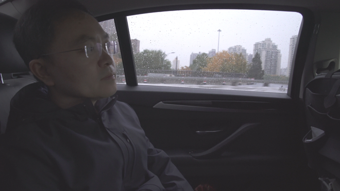 蔡磊在外出途中（图 王浩/摄）