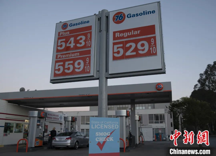 2022年3月，车主在美国加州圣马特奥县为车辆加油。中新社记者 刘关关 摄