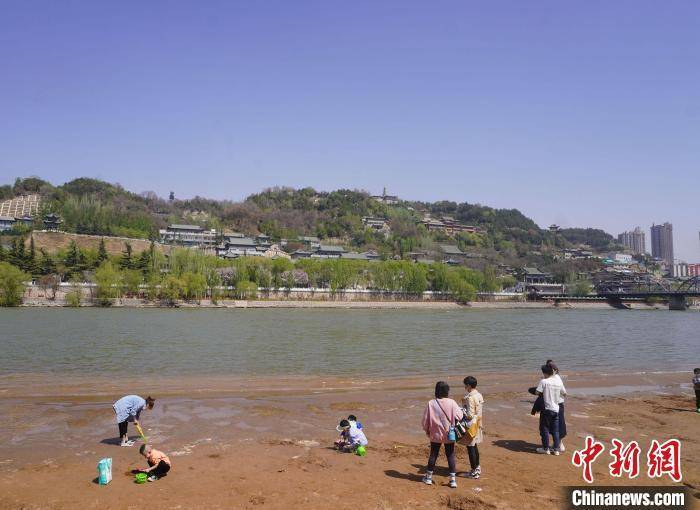 4月7日，兰州市最高温度升至27℃，市民“轻装”出行游玩。　九美旦增　摄