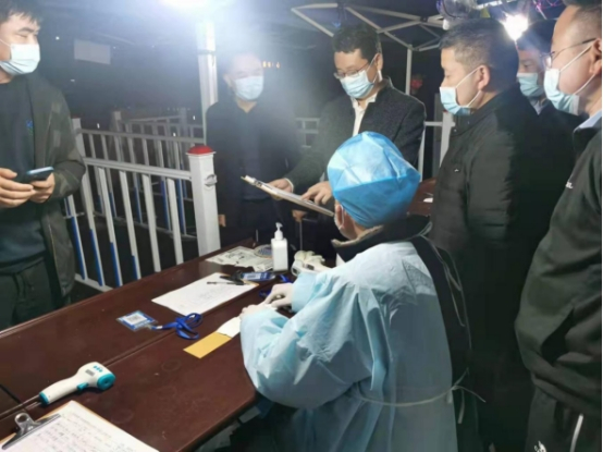 　　3月31日晚上，何彦兵到太子庙高速路口督查疫情防控工作