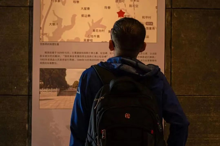 杨鸣勇的背影。&nbsp;&nbsp;图片由受访者提供