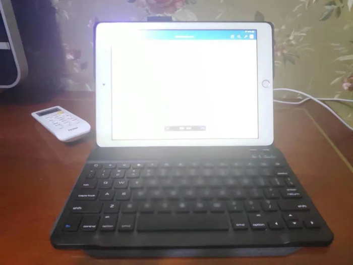 　二次备考的王青青，出差时在宾馆利用平板电脑复习。&nbsp;&nbsp;　图/受访者提供