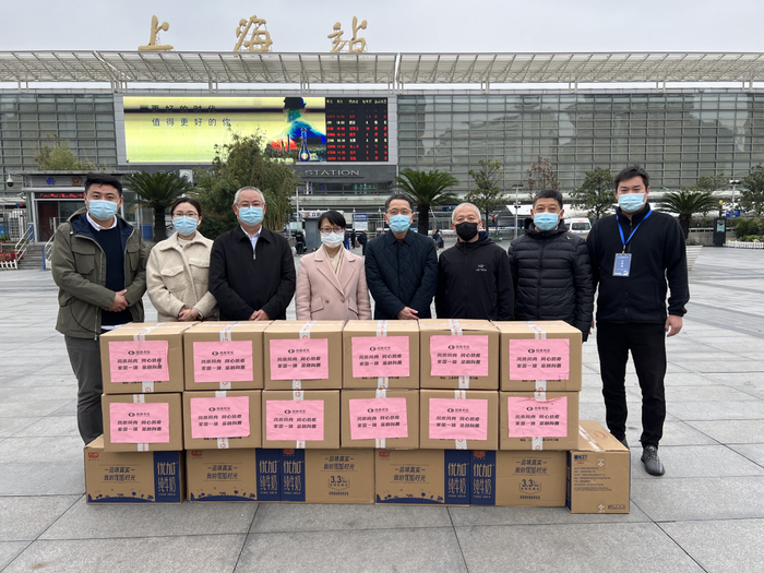 图4：向一线工作人员捐赠物资