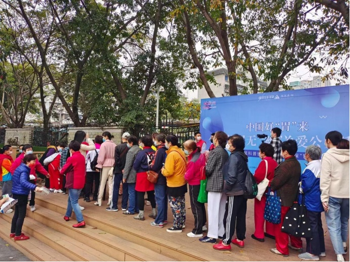 　　志愿者为市民免费检测幽门螺旋杆菌