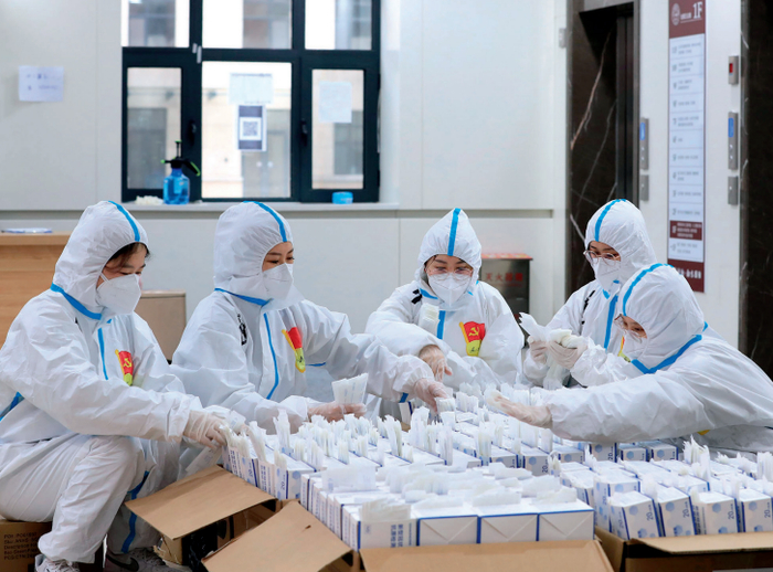 2022年3月23日，吉林大学服务团队在分拣自测盒   方卫东摄/本刊