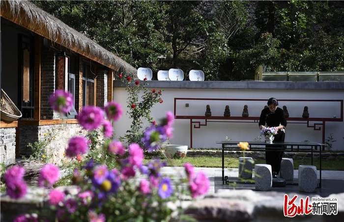 兴隆县青松岭镇董家店村一家民宿，工作人员在摆放鲜花。河北日报通讯员王立群摄