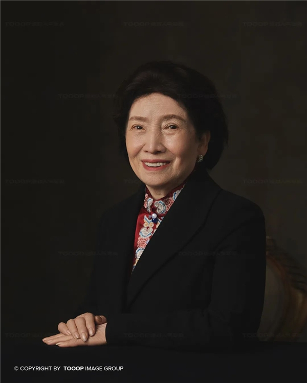 　　绝对人气2022【她光芒】嘉宾:贠恩凤