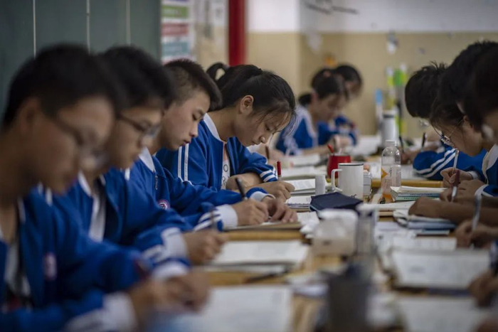 云南师范大学附属镇雄中学的学生在上课。新华社记者江文耀 摄