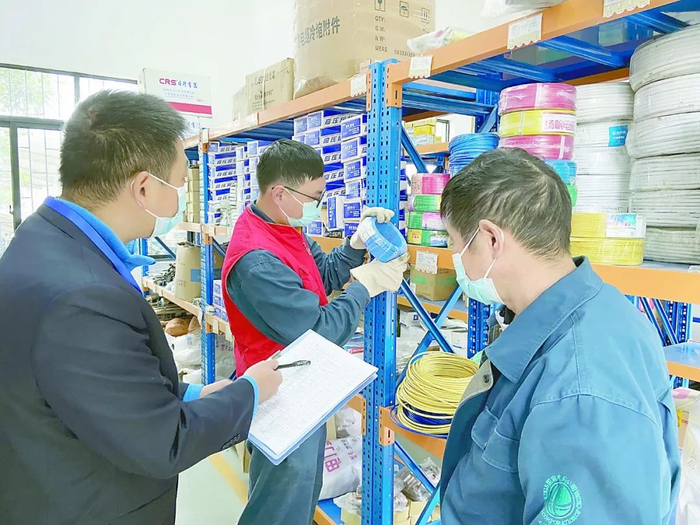 国网浙江金华供电公司发挥基层党支部纪检委员贴近监督优势，建设“支部管用”基层监督主阵地，通过查看系统、现场核实等方式对供电所仓库物资管理情况开展监督检查，进一步筑牢基层廉洁“防护堤”。（国网浙江金华供电公司供图）