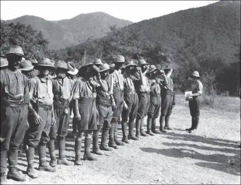 士兵在军官监督下每日服用一定剂量的奎宁 | 图源：Ariel Varges， Imperial War Museum