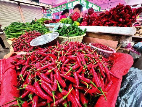 在仙葫农贸市场,指天椒、尖椒等辣椒价格涨了不少。记者 宋延康 摄