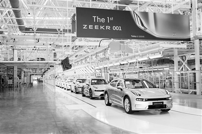     极氪工厂总装车间。 记者 乐骁立 摄