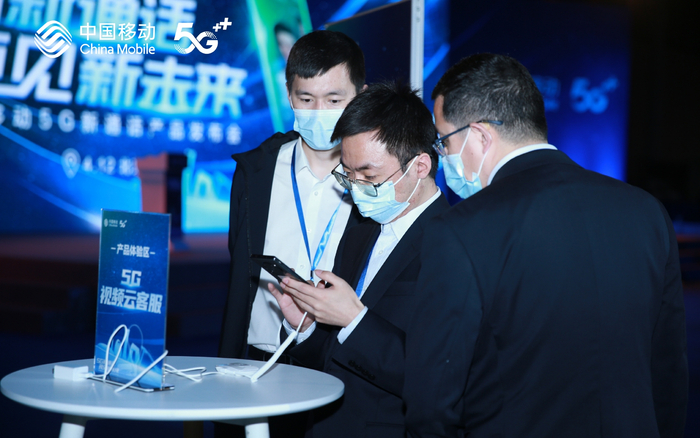 　　发布会现场有用户在体验5G视频客服企业供图