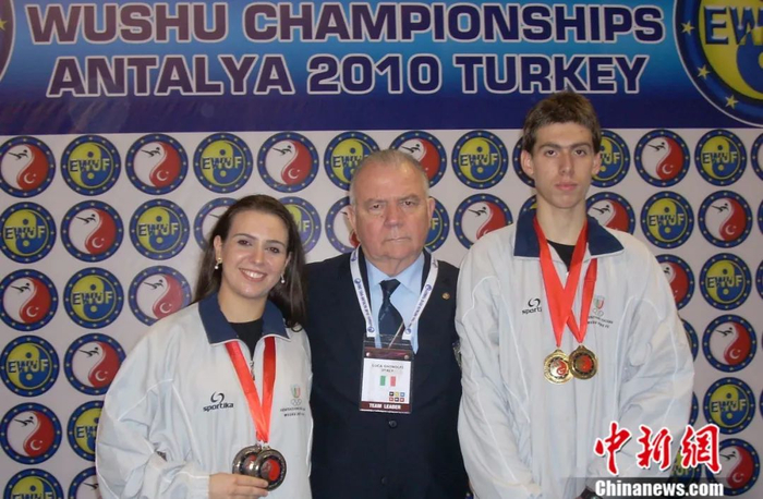 格诺菲·卢卡和他的“徒弟们”合影。中新社发 受访者 供图